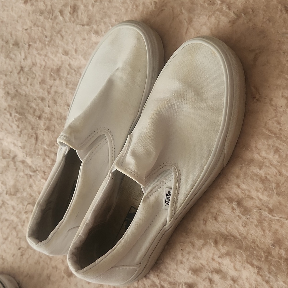 White slip on Vans
